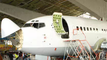 Airliner jet maintenance Lufthansa Boeing 737.jpeg