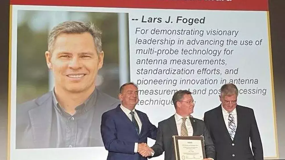 Lars-handshake_IEEEaward2023.jpg LARS J. FOGED Receives the 2023 IEEE Industrial Innovation Award