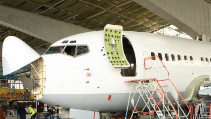 Airliner jet maintenance Lufthansa Boeing 737.jpeg